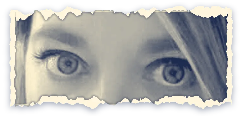 Los ojos de Ana Isabel asomando por un rasgón del papel