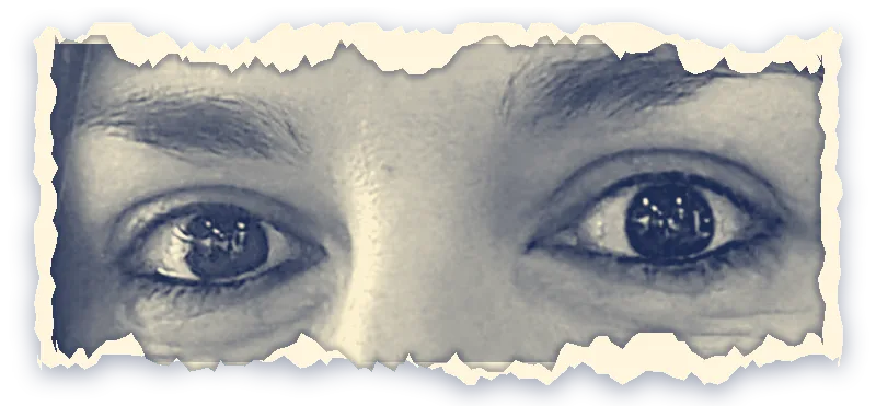 Los ojos de Laura asomando por un rasgón del papel